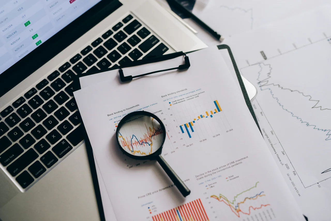SEO Local vs SEO Nacional: Que Estrategia Elegir 4 Comparativa de métricas entre SEO local y SEO nacional en pantalla