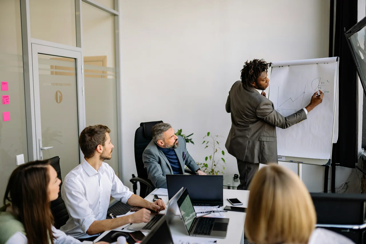 SEO Local vs SEO Nacional: Que Estrategia Elegir 5 Equipo planificando estrategia SEO combinada para maximizar resultados