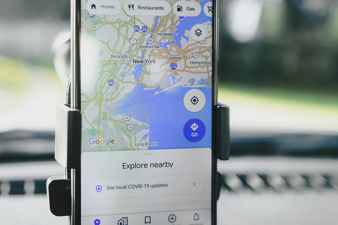 SEO Local vs SEO Nacional: Que Estrategia Elegir 3 Smartphone mostrando resultados de búsqueda local en Google Maps
