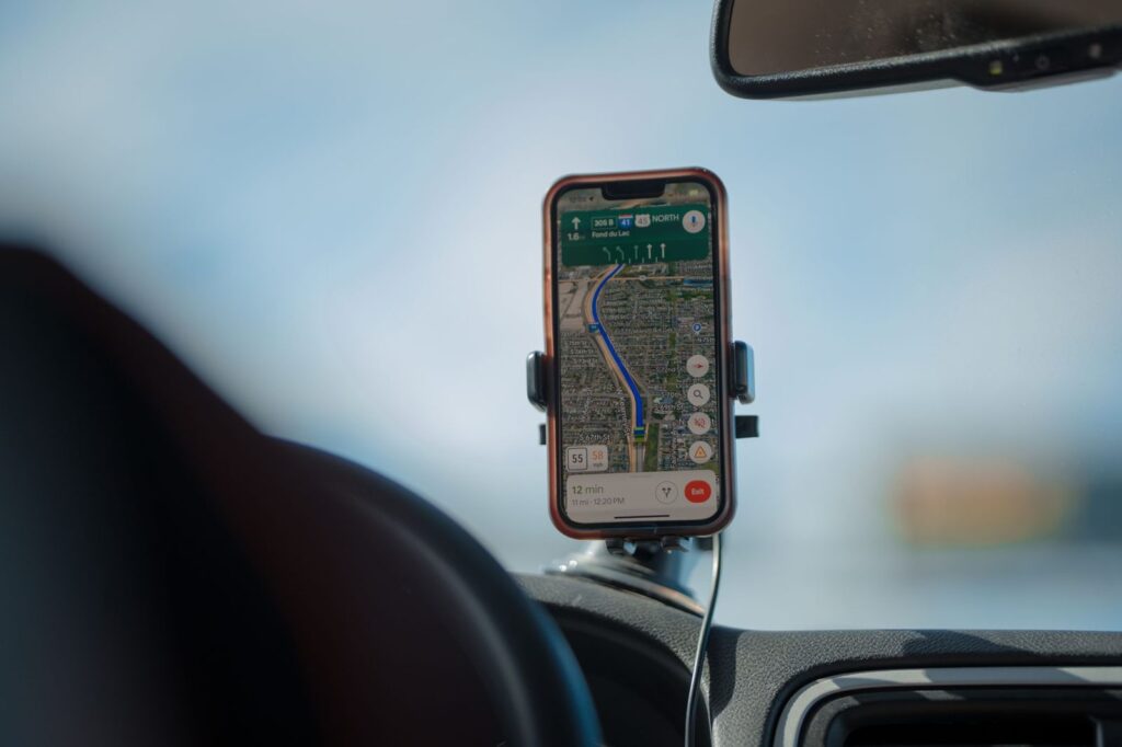 Anuncios en Google Maps: tipos, requisitos y cómo empezar 9 Móvil con un mapa de navegación en el salpicadero del coche: anuncios en Google Maps