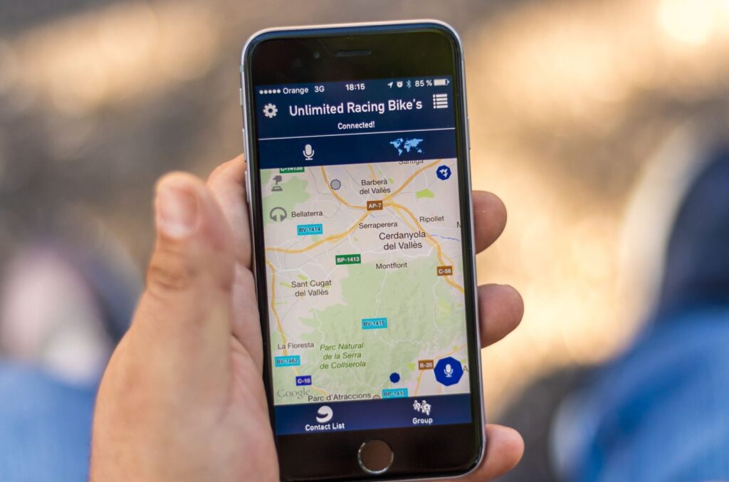 Anuncios en Google Maps: tipos, requisitos y cómo empezar 3 Mano sujetando un móvil con un mapa: así ven los usuarios los anuncios en Google Maps
