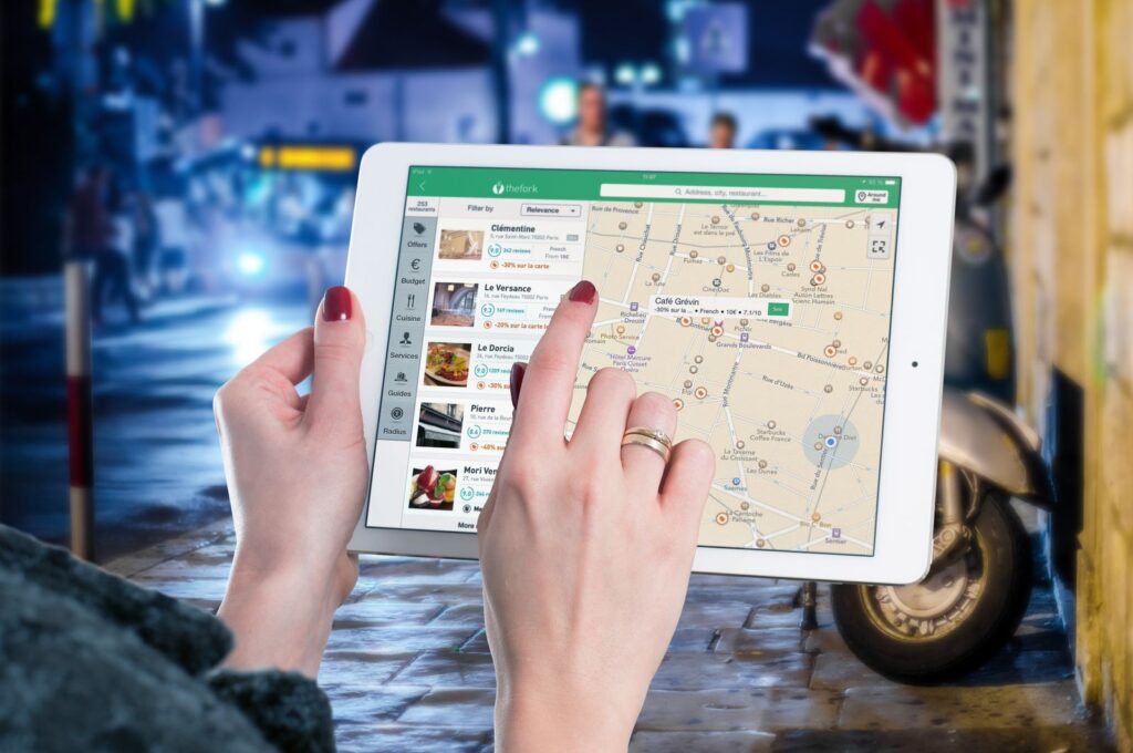 GEO SEO: qué es y cómo conseguir que la IA recomiende tu negocio 4 Búsqueda de negocios locales en un mapa desde una tableta, la base del SEO local y del GEO