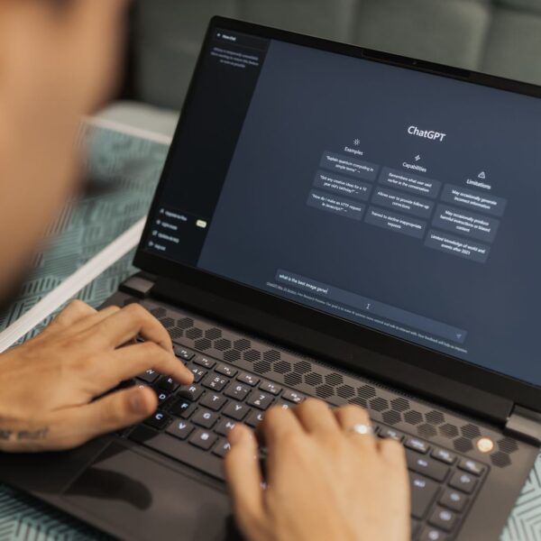 Persona escribiendo una consulta en ChatGPT desde un portátil, ejemplo de GEO SEO para negocios locales