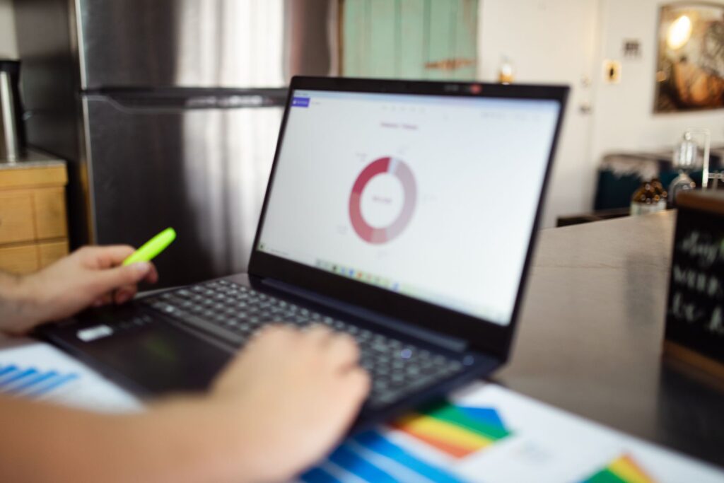 GEO SEO: qué es y cómo conseguir que la IA recomiende tu negocio 5 Profesional revisando un informe de visibilidad en motores de IA en su portátil