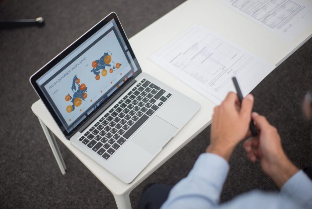 Geogrid: qué es y cómo medir tu posición en Google Maps punto a punto 4 Portátil con un mapa de datos para comparar la visibilidad local de varias sedes