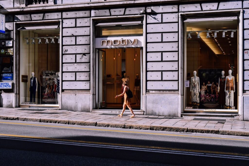 Escaparate de una tienda en la calle: las fichas de Google de una cadena con varias sedes