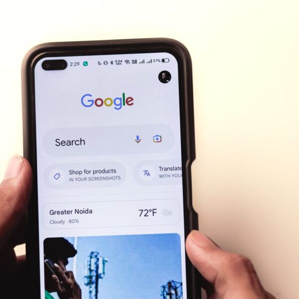 Móvil con el buscador de Google abierto: qué es el modo IA de Google