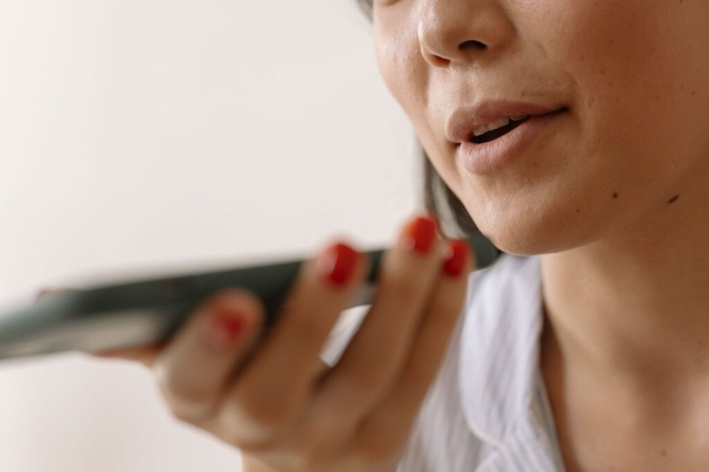 Modo IA de Google: qué es y cómo elige los negocios que recomienda 3 Mujer dictando una pregunta al móvil: así se usa el modo IA de Google por voz