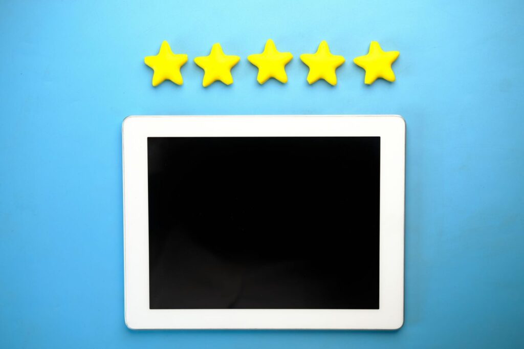Cómo responder reseñas de Google: ejemplos para cada caso (y qué evitar) 3 Tableta con cinco estrellas encima: cómo responder a una reseña positiva en Google