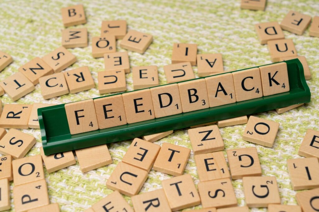 Cómo responder reseñas de Google: ejemplos para cada caso (y qué evitar) 4 Fichas de letras que forman la palabra feedback: responder a las opiniones de los clientes