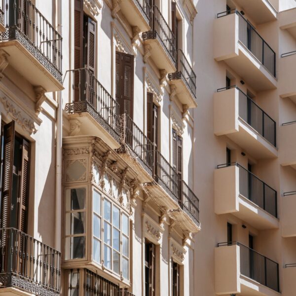 Fachadas del centro de Málaga con balcones: caso de SEO local en Málaga