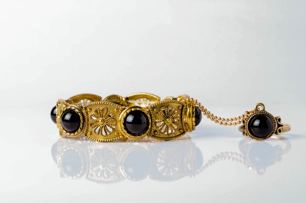 Pulsera de oro sobre fondo blanco: una cadena de compraventa de oro con tiendas en Málaga