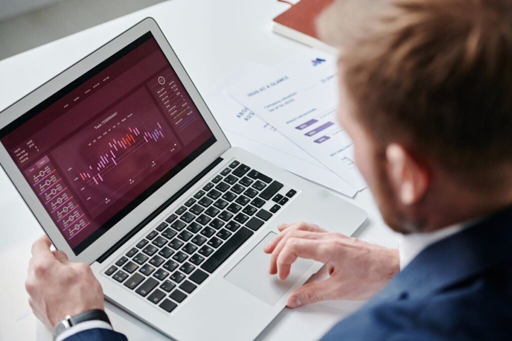 Estadísticas de Google Business Profile: qué mide cada métrica y cómo compararlas entre sedes 3 Responsable de marketing revisando gráficas en un portátil: estadísticas de Google Business Profile