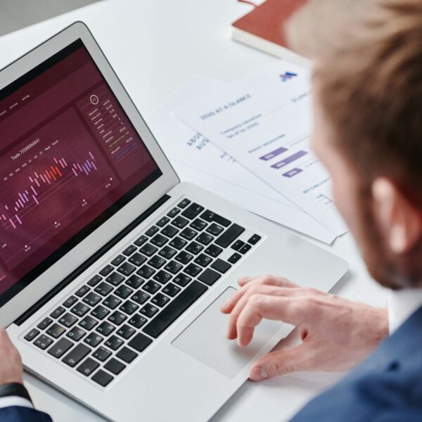 Responsable de marketing revisando gráficas en un portátil: estadísticas de Google Business Profile