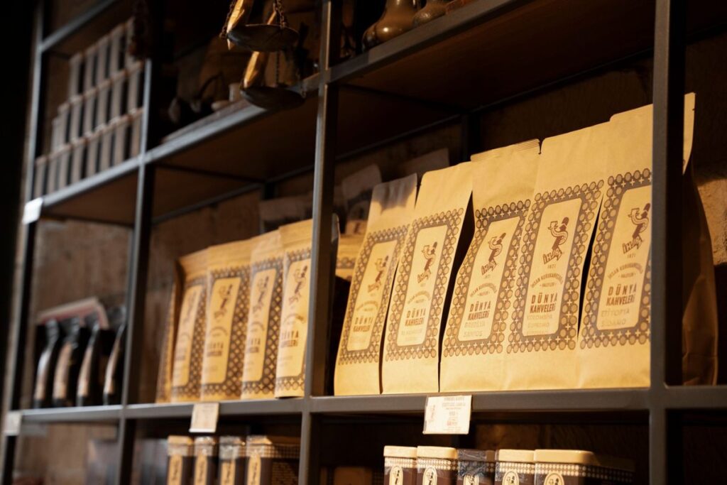Inventario local en Google: cómo enseñar el stock de tu tienda física en Google y en Maps 3 Estantería de una tienda física con bolsas de café: productos que pueden salir en Google como disponibles en tienda