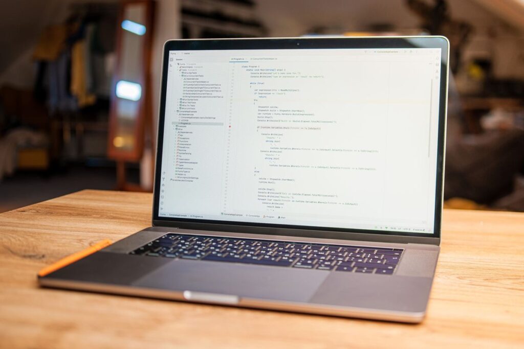 llms.txt: qué es, cómo se hace y si le sirve a un negocio local 2 Portátil con un editor de código abierto sobre una mesa de madera: crear un archivo llms.txt