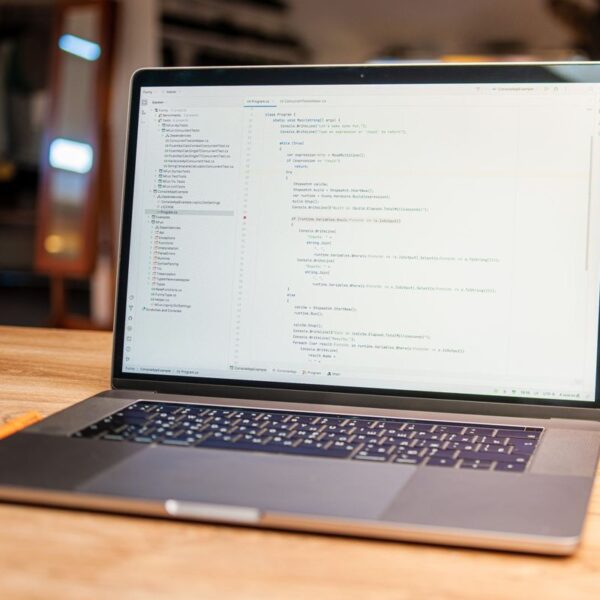 Portátil con un editor de código abierto sobre una mesa de madera: crear un archivo llms.txt