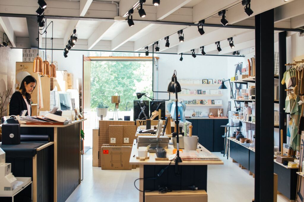Tienda con mostrador y cajas de envío: SEO para ecommerce con tienda física
