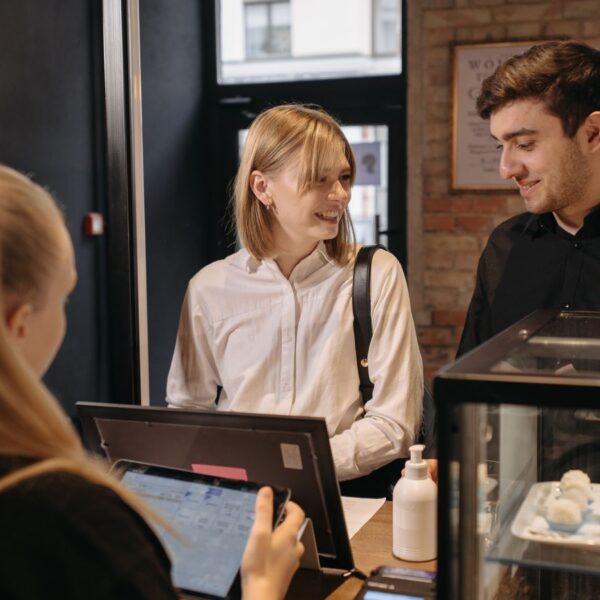 Clientes pidiendo en el mostrador de una cafetería: SEO local para franquicias con varios locales