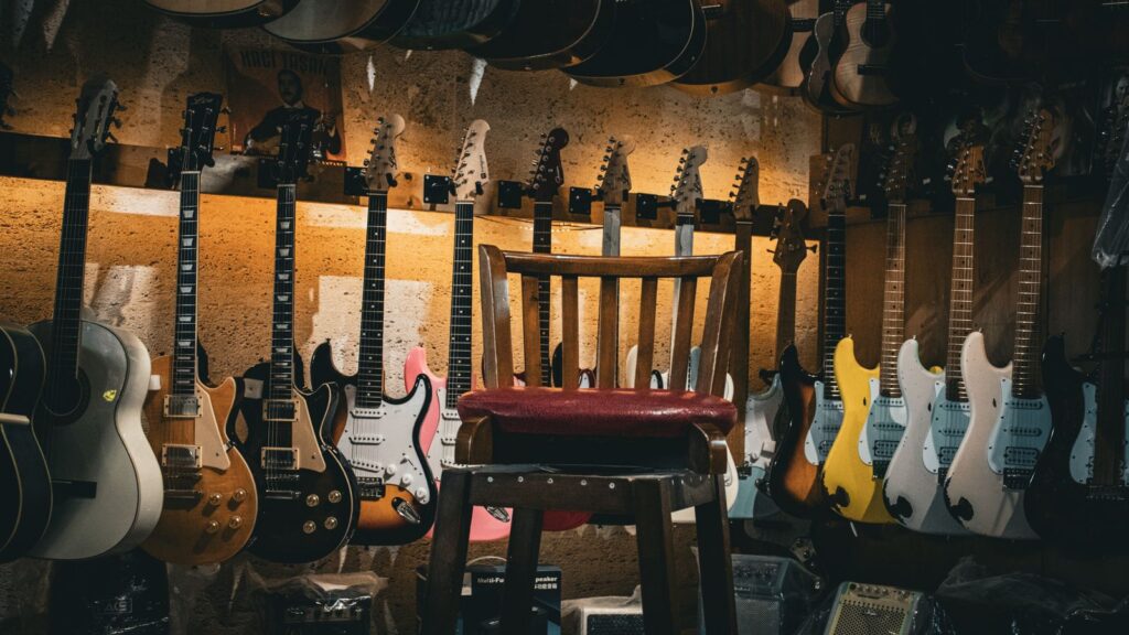 SEO en PrestaShop: guía práctica para tiendas online con tienda física 7 Tienda de guitarras con instrumentos colgados en la pared: SEO en PrestaShop para tiendas con local físico