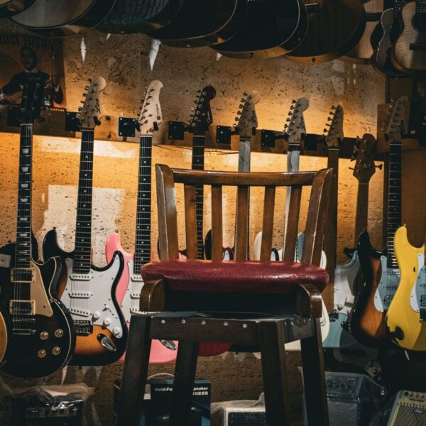 Tienda de guitarras con instrumentos colgados en la pared: SEO en PrestaShop para tiendas con local físico